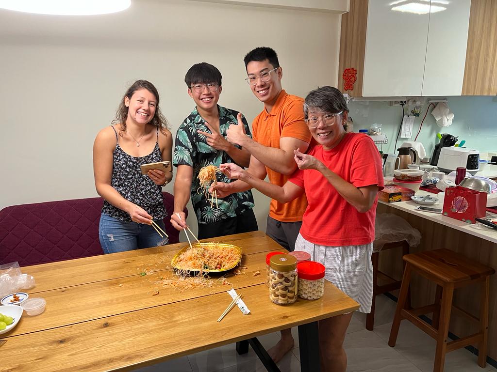 Kristina was invited to her Singaporean ​​friend’s home over Chinese New Year to celebrate the festival just like a local would.   